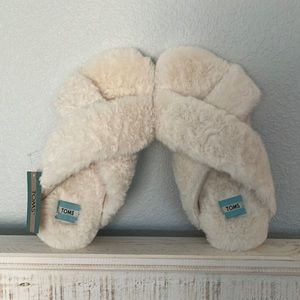 Brand New with tags Toms Susie Natural Faux Fur fluffy white slippers